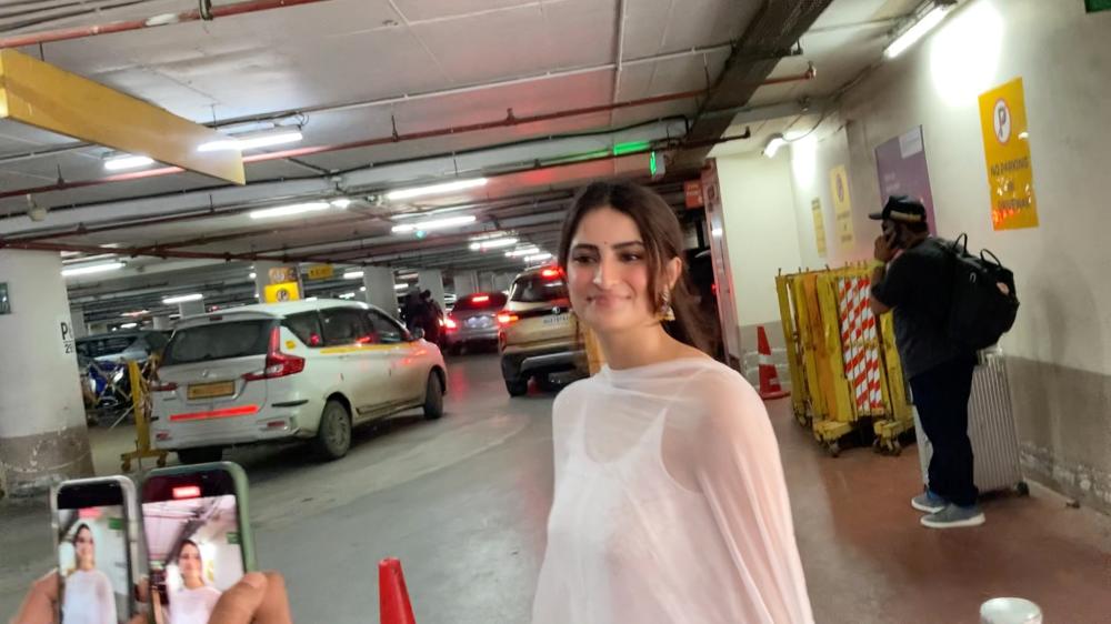 palak-tiwari-was-spotted-at-the-airport-upon-her-arrival-looking-stylish-and-effortlessly-chic